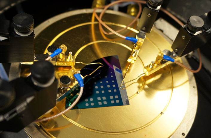 Elektriske målinger er en viktig del av arbeidet med å utvikle metallhydrider som solcellematerialer. Her måles det på en struktur av flere ulike lag deponert på et silisium-substrat. (Foto: Arnfinn Christensen) Elektriske målinger er en viktig del av arbeidet med å utvikle metallhydrider som solcellematerialer. Her måles det på en struktur av flere ulike lag deponert på et silisium-substrat. (Foto: Arnfinn Christensen)
