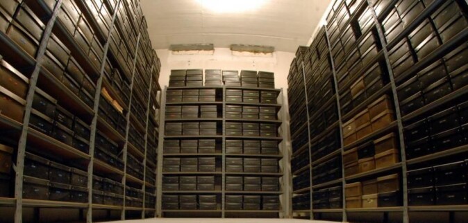 Reoler med hjerner, hjerner og atter hjerner. Snitt fra om lag 6500 pasienter er bevart, i alt om lag 250 000 snitt. Reoler med hjerner, hjerner og atter hjerner. Snitt fra om lag 6500 pasienter er bevart, i alt om lag 250 000 snitt.