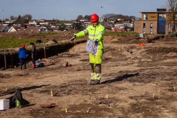 Her gikk langhuset, viser Even Bjørdal, prosjektansvarlig arkeolog på Hove-Sørbø utgravingen. Langhuset fra Jernalderen var rundt 65 meter langt. (Foto: Morten Berentsen) Her gikk langhuset, viser Even Bjørdal, prosjektansvarlig arkeolog på Hove-Sørbø utgravingen. Langhuset fra Jernalderen var rundt 65 meter langt. (Foto: Morten Berentsen)