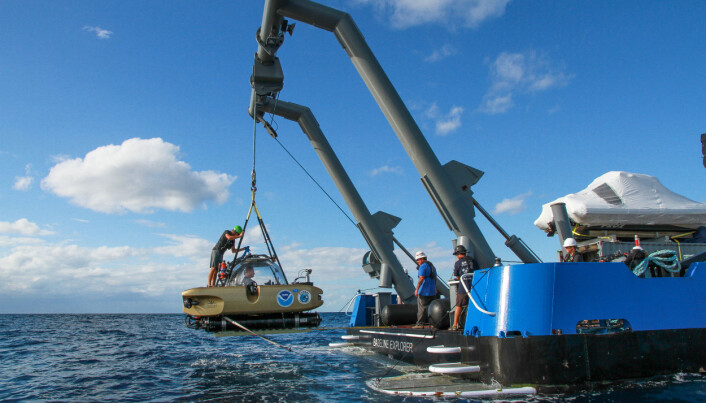 Forskningsskipet Baseline Explorer setter ut sin miniubåt for å undersøke vrakene, flere hundre meter under havet. Forskningsskipet Baseline Explorer setter ut sin miniubåt for å undersøke vrakene, flere hundre meter under havet.