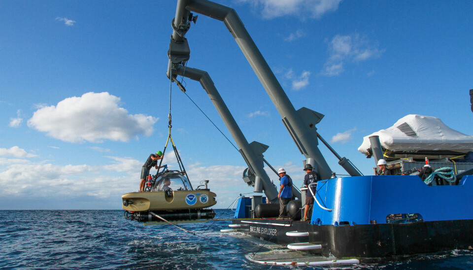 Forskningsskipet Baseline Explorer setter ut sin miniubåt for å undersøke vrakene, flere hundre meter under havet.