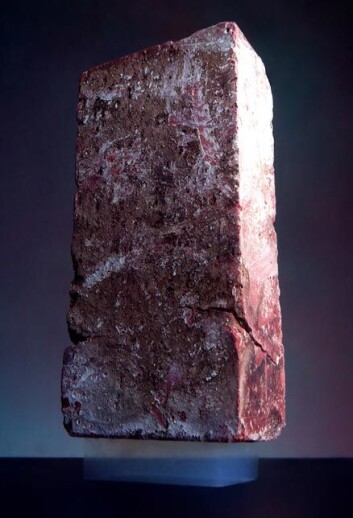 Aerogel bærer vekten av en murstein. (Foto: NASA) Aerogel bærer vekten av en murstein. (Foto: NASA)