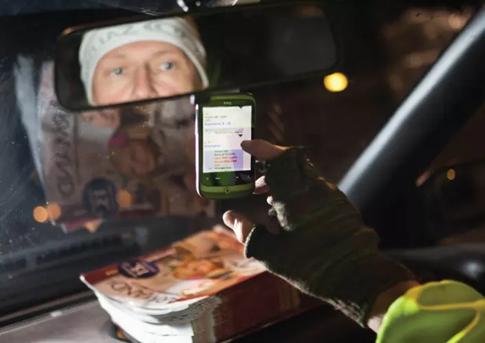 Smarttelefonen har lastet ned budruta som Magnus Akerholt skal ut på i mørket, utenfor Tønsberg. Rekkefølgen på leveringsstedene er resultatet av en optimeringsjobb med mange milliarder mulige løsninger.