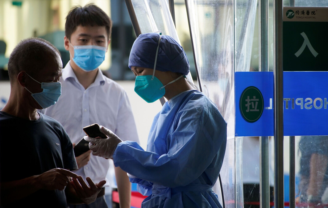 En sykepleier i Wuhan i Kina bruker smarttelefon på jobb. Helsepersonell i Kina har omfavnet WeChat for å kommunisere raskt på tvers av sykehus og landegrenser. En sykepleier i Wuhan i Kina bruker smarttelefon på jobb. Helsepersonell i Kina har omfavnet WeChat for å kommunisere raskt på tvers av sykehus og landegrenser.