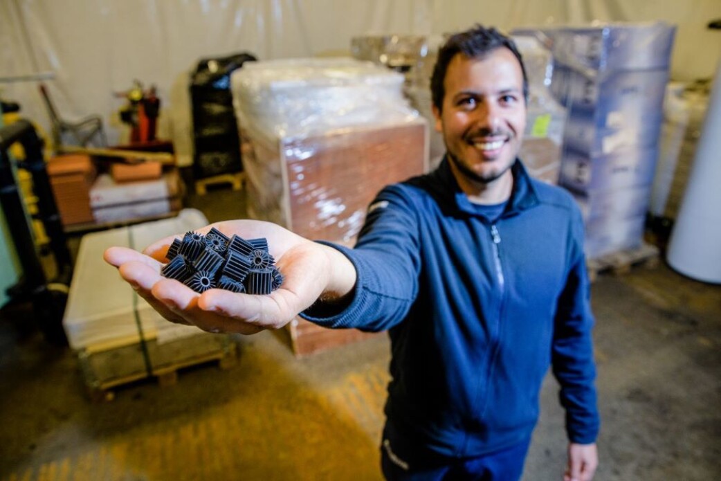 Forsker Vasco Mota viser fram biofiltrene, som er ekstremt viktige i anlegg der resirkulert vann må renses. Forsker Vasco Mota viser fram biofiltrene, som er ekstremt viktige i anlegg der resirkulert vann må renses.