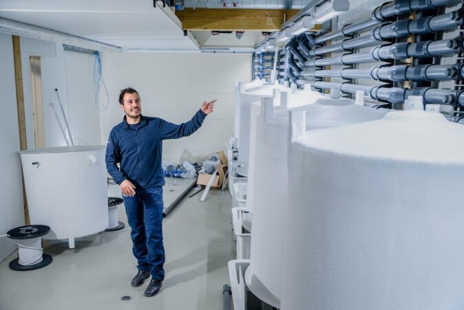 Med RAS-teknologien står norsk oppdrettsnæring foran et stort teknologisk skifte. Vasco Mota forsker på metoder som kan forbedre kvaliteten på vannet som bli resirkulert akvakultursystemet. Her viser han fram deler av et nytt RAS-anlegg under bygging på Havbruksstasjonen i Tromsø. Med RAS-teknologien står norsk oppdrettsnæring foran et stort teknologisk skifte. Vasco Mota forsker på metoder som kan forbedre kvaliteten på vannet som bli resirkulert akvakultursystemet. Her viser han fram deler av et nytt RAS-anlegg under bygging på Havbruksstasjonen i Tromsø.