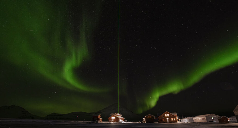 LIDAR-strålen som driftes av tyske Alfred-Wegener-Institute, ser ut til splitte nordlyset over Scheteligfjellet. LIDARen er viktig for å monitorere tynne skyer og små partikler i atmosfæren. LIDAR-strålen som driftes av tyske Alfred-Wegener-Institute, ser ut til splitte nordlyset over Scheteligfjellet. LIDARen er viktig for å monitorere tynne skyer og små partikler i atmosfæren.