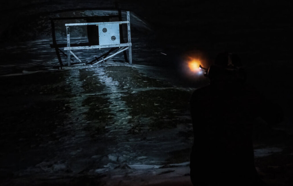 Isbjørn kan dukke opp i Ny-Ålesund og det er viktig å vedlikeholde ferdighetene med rifle og signalpistol gjennom hele året, for å beskytte seg. I praksis er det vanskelig å skyte med rifle i mørket, kun med bruk av en hodelykt. Dette bildet er tatt på skytebanen for å teste lyktfestet direkte på rifle. I bildet er kula «fanget» som en strek. Isbjørn kan dukke opp i Ny-Ålesund og det er viktig å vedlikeholde ferdighetene med rifle og signalpistol gjennom hele året, for å beskytte seg. I praksis er det vanskelig å skyte med rifle i mørket, kun med bruk av en hodelykt. Dette bildet er tatt på skytebanen for å teste lyktfestet direkte på rifle. I bildet er kula «fanget» som en strek.