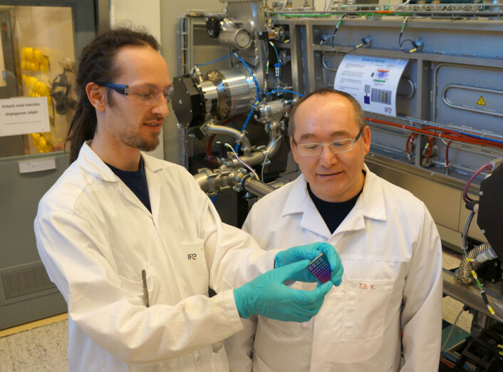 I solcellelaboratoriet ved IFE er det installert det nyeste utstyret for produksjon av silisiumbaserte solceller, noe som gjør laboratoriet unikt i nordisk sammenheng. Trygve Mongstad (tv.) og Smagul Karazhanov med en brikke pådampet det mulige nye solcellematerialet metallhydrid. (Foto: Arnfinn Christensen) I solcellelaboratoriet ved IFE er det installert det nyeste utstyret for produksjon av silisiumbaserte solceller, noe som gjør laboratoriet unikt i nordisk sammenheng. Trygve Mongstad (tv.) og Smagul Karazhanov med en brikke pådampet det mulige nye solcellematerialet metallhydrid. (Foto: Arnfinn Christensen)