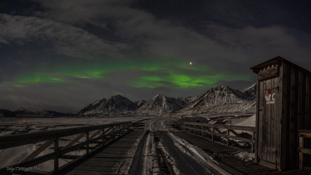 Den gamle utedoen inngår som en av flere kulturminner i Ny-Ålesund. Den gamle utedoen inngår som en av flere kulturminner i Ny-Ålesund.