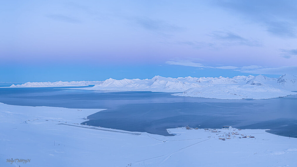 Ny-Ålesund sett fra flyvinduet en godværsdag, mens det fortsatt var dagslys tidligere i høst. Ny-Ålesund sett fra flyvinduet en godværsdag, mens det fortsatt var dagslys tidligere i høst.