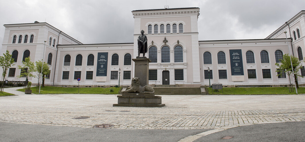 Universitetet i Bergen beklager behandlingen professor Svein Larsen har fått i den såkalte «tyskervits-saken». Universitetet i Bergen beklager behandlingen professor Svein Larsen har fått i den såkalte «tyskervits-saken».