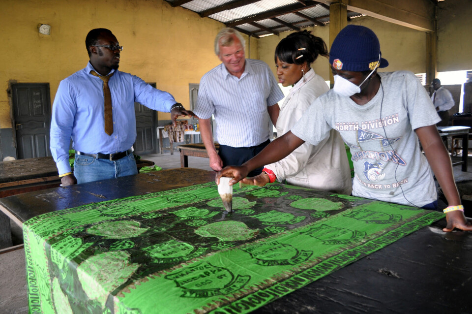 Også teko-bedrifter deltar i det norske bistandsprosjektet i Ghana. Prosjektleder Håkon Hynne (nummer to fra venstre) følger ivrig med mens en lærling får opplæring som tekstilarbeider i industribyen Tema. Foto: SINTEF / Svein Tønseth
