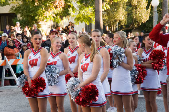 Kjekkasen Barney Stilton i TV-serien How I Met your Mother kaller det for cheerleader-effekten når man går på byen i samlet gjeng for å se penere ut. (Foto: iStockphoto) Kjekkasen Barney Stilton i TV-serien How I Met your Mother kaller det for cheerleader-effekten når man går på byen i samlet gjeng for å se penere ut. (Foto: iStockphoto)
