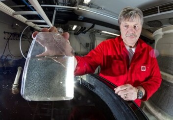 Prøveglasset inneholder ørsmå hoppekreps, som seniorforsker Jan Ove Evjemo og kollegene hans dyrker for fiskeyngel. Dyrkingsteknologien er selve nøkkelen som har gjort det mulig å ale opp velutviklet tunfisk-yngel. (Foto: SINTEF / Thor Nielsen) Prøveglasset inneholder ørsmå hoppekreps, som seniorforsker Jan Ove Evjemo og kollegene hans dyrker for fiskeyngel. Dyrkingsteknologien er selve nøkkelen som har gjort det mulig å ale opp velutviklet tunfisk-yngel. (Foto: SINTEF / Thor Nielsen)