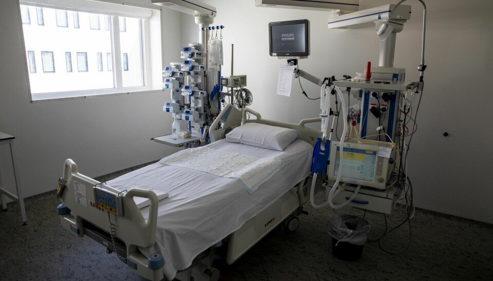 En av mange sengeposter for intensivbehandling ved Sykehuset Østfold Kalnes. Med dagens smittesituasjon vil Norge ha nok respiratorplasser til å håndtere smittetoppen, ifølge en ny beregning fra FHI.