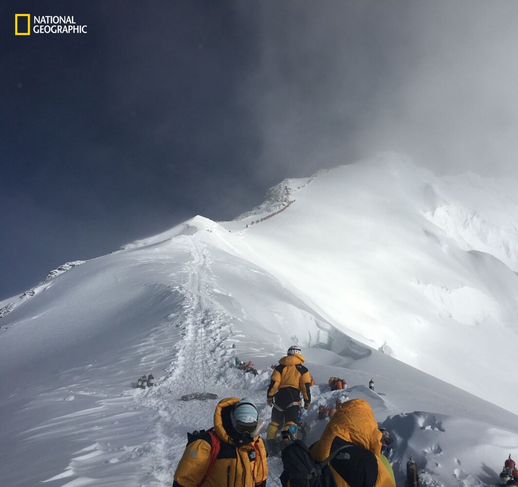 Nesten oppe! Bildet er tatt fra området som heter Balkongen, bare 440 meter fra toppen av Mount Everest. Langs stien i bakgrunnen ligger brukte oksygenflasker og annet utstyr som folk har satt igjen. Nesten oppe! Bildet er tatt fra området som heter Balkongen, bare 440 meter fra toppen av Mount Everest. Langs stien i bakgrunnen ligger brukte oksygenflasker og annet utstyr som folk har satt igjen.