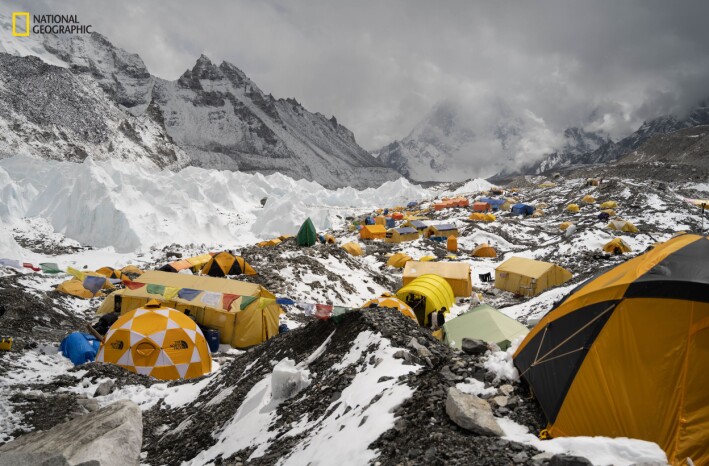 Det tar flere dager å komme seg opp på Mount Everest. Her er Base Camp, hvor folk kan overnatte. Ikke alle er like flinke til å rydde etter seg på turen oppover. Det tar flere dager å komme seg opp på Mount Everest. Her er Base Camp, hvor folk kan overnatte. Ikke alle er like flinke til å rydde etter seg på turen oppover.