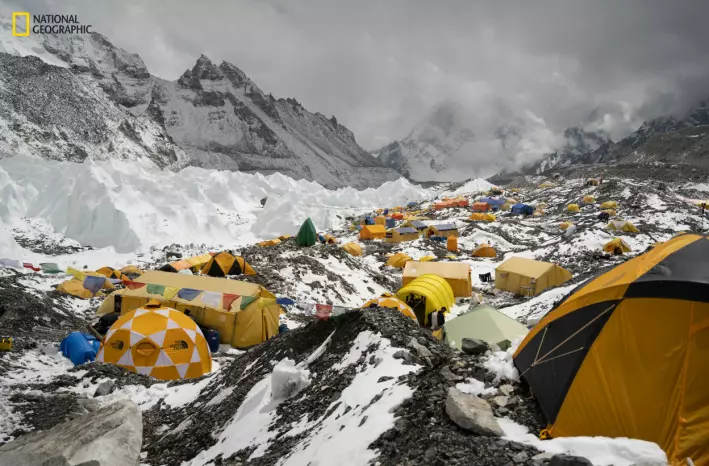 Det tar flere dager å komme seg opp på Mount Everest. Her er Base Camp, hvor folk kan overnatte. Ikke alle er like flinke til å rydde etter seg på turen oppover.