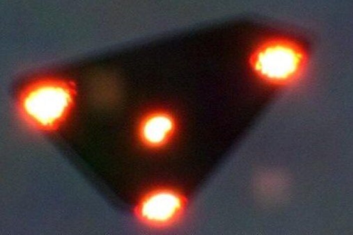 Dette bildet ble tatt i 1990 og skulle i følge fotografen Patrick M. være en UFO. Flere personer har hevdet i etterkant at dette er et svært viktig UFO-bilde, mens andre har vært mer skeptiske. I 2011 innrømte Patrick M. at bildet var en bløff. (Foto: Wikimedia Commons) Dette bildet ble tatt i 1990 og skulle i følge fotografen Patrick M. være en UFO. Flere personer har hevdet i etterkant at dette er et svært viktig UFO-bilde, mens andre har vært mer skeptiske. I 2011 innrømte Patrick M. at bildet var en bløff. (Foto: Wikimedia Commons)