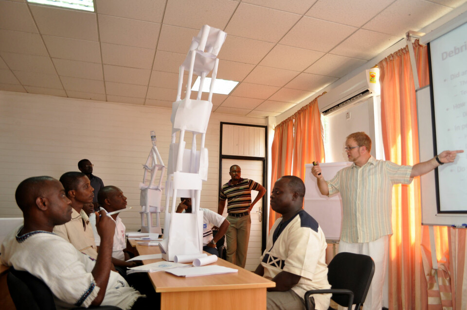Kreative masterstudenter i Ghana lærer prosjektledelse av SINTEFs Jan Alexander Langlo. Kurset inngår i bistandsprosjekt som skal kvalifisere lokale bedrifter for leveranser til landets oljesektor. Foto: SINTEF / Svein Tønseth