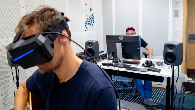 Musikkpedagog og cellist Johannes Lunde Hatfield startet arbeidet med VR-laben i 2017. Så langt har studenter kun testet audiobiten av det virtuelle øvingsverktøyet. Musikkpedagog og cellist Johannes Lunde Hatfield startet arbeidet med VR-laben i 2017. Så langt har studenter kun testet audiobiten av det virtuelle øvingsverktøyet.