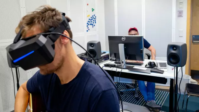 Musikkpedagog og cellist Johannes Lunde Hatfield startet arbeidet med VR-laben i 2017. Så langt har studenter kun testet audiobiten av det virtuelle øvingsverktøyet.