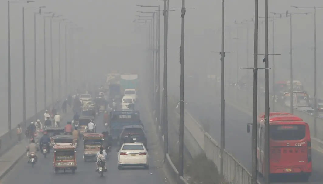 Forurensningen i den pakistanske storbyen Lahore ligger som et teppe over byen. Forurensningen i den pakistanske storbyen Lahore ligger som et teppe over byen.
