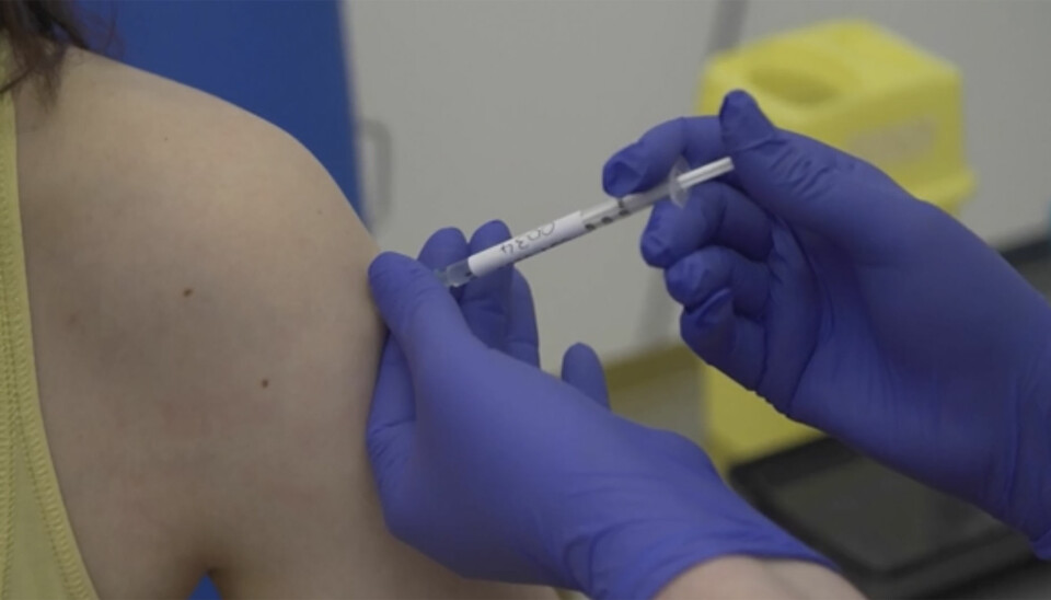 En person får Oxford-vaksinen under de første testene på mennesker i april. Nå er vaksinen straks klar.