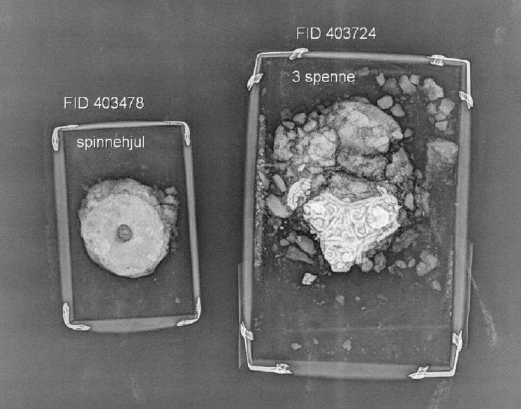 Finds from the grave. Spinning wheel and brooch. Finds from the grave. Spinning wheel and brooch.