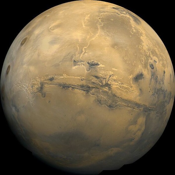 Omtrent slik vil Mars kunne se ut for en tilseilende jorddelegasjon, 2500 kilometer fra å lande på den røde planeten. (Illustrasjon/bilde sammensatt av flere: NASA, Wikimedia Commons) (Foto: (Kilde: NASA, Wikimedia Commons)) Omtrent slik vil Mars kunne se ut for en tilseilende jorddelegasjon, 2500 kilometer fra å lande på den røde planeten. (Illustrasjon/bilde sammensatt av flere: NASA, Wikimedia Commons) (Foto: (Kilde: NASA, Wikimedia Commons))