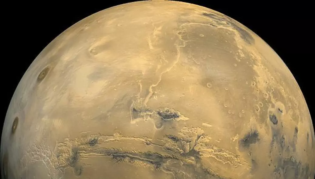 Omtrent slik vil Mars kunne se ut for en tilseilende jorddelegasjon, 2500 kilometer fra å lande på den røde planeten. (Illustrasjon/bilde sammensatt av flere: NASA, Wikimedia Commons) (Foto: (Kilde: NASA, Wikimedia Commons))