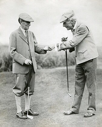 John D. Rockefeller, right, gives businessman Harvey Firestone 10 cents as a reward for a good golf shot. The photo was taken in 1930. Photo: Shutterstock, NTB John D. Rockefeller, right, gives businessman Harvey Firestone 10 cents as a reward for a good golf shot. The photo was taken in 1930. Photo: Shutterstock, NTB