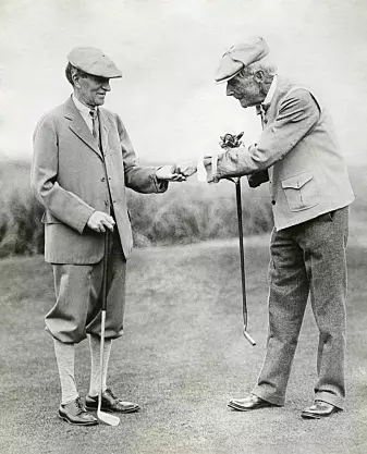 John D. Rockefeller, right, gives businessman Harvey Firestone 10 cents as a reward for a good golf shot. The photo was taken in 1930. Photo: Shutterstock, NTB