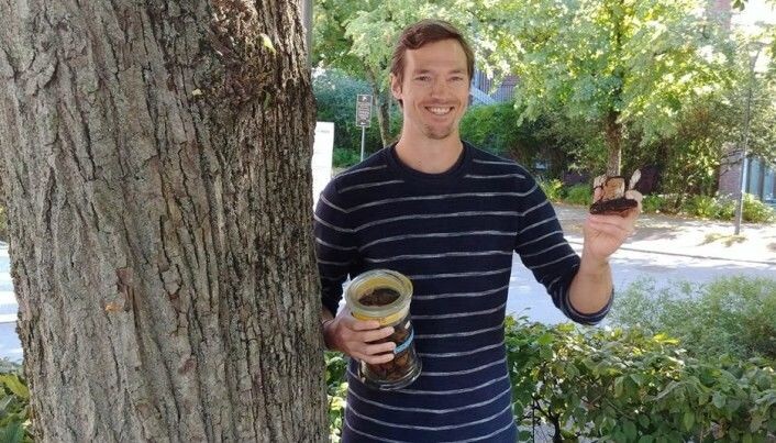 Christian Winther Wold holds up the last pieces of the chaga that he raided from a birch tree in a residential area in Oslo. The jar in the other hand containt chaga collected at Brønnøy. Christian Winther Wold holds up the last pieces of the chaga that he raided from a birch tree in a residential area in Oslo. The jar in the other hand containt chaga collected at Brønnøy.