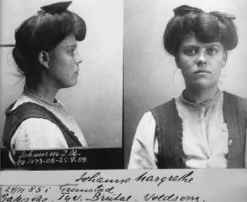 Fangeportrett fra tidlig 1900-tall. Den avbildede kvinnen, Johanne Margrethe, har fått beskrivelsen «gatepike, tyv, brutal, voldsom». Kvinner i kriminalitet var den største gruppen kvinner i norsk media i 1913. (Foto: Norsk rettsmuseum)