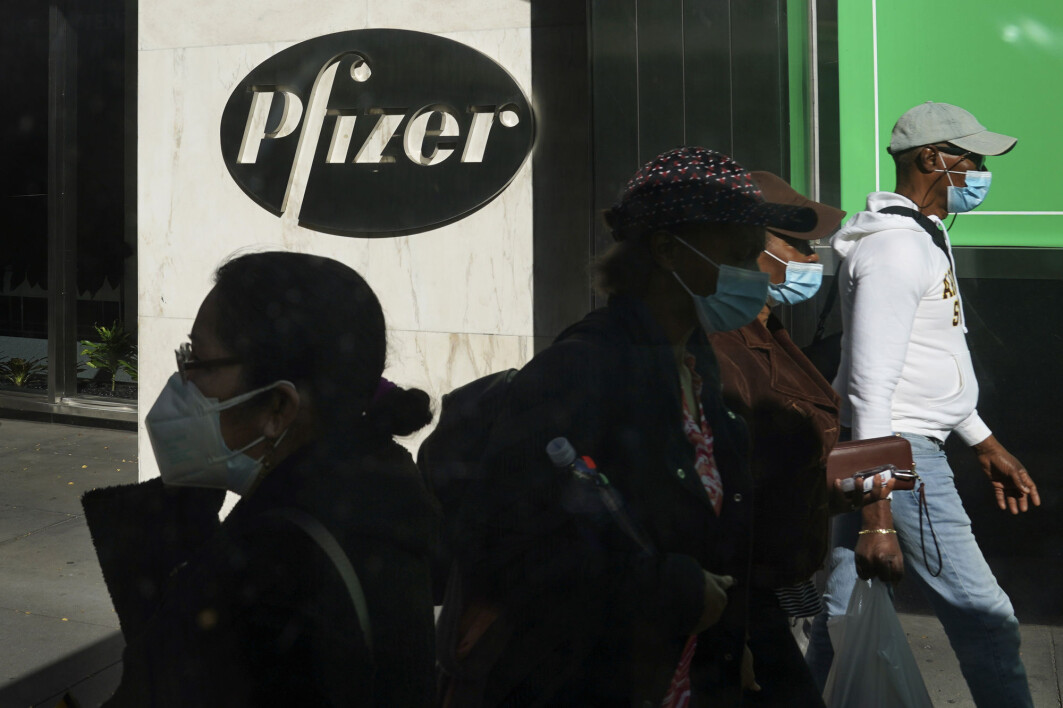 Legemiddelkonsernet Pfizer står bak en av de mest lovende koronavaksinekandidatene. Nå pågår arbeidet med å bestemme hvem som skal havne først – og sist – i vaksinekøen. Legemiddelkonsernet Pfizer står bak en av de mest lovende koronavaksinekandidatene. Nå pågår arbeidet med å bestemme hvem som skal havne først – og sist – i vaksinekøen.