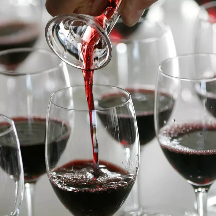Rødvin er et godt eksempel på noe som stadig dukker opp med nye helsefordeler i forskningen, men er det egentlig sånn?(Illustrasjonsfoto: www.colourbox.no)