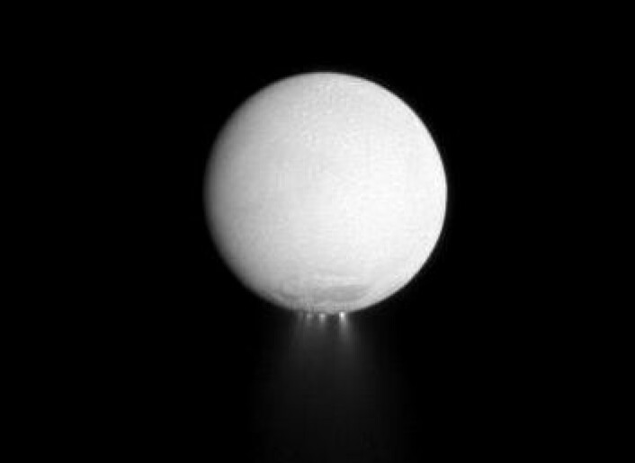 Minst fire fontener av frosset vann spruter ut fra sørpolen på Saturns måne Enceladus. Bildet er tatt av romsonden Cassini, 25 desember 2009. (Foto: NASA/JPL/Space Science Institute)