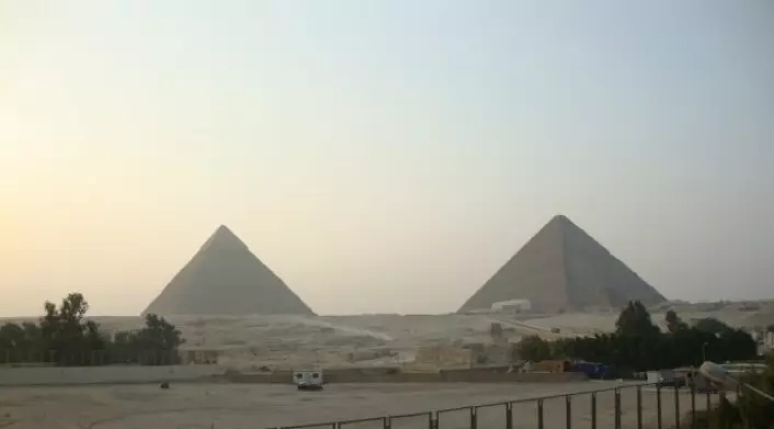 Pyramidene i Giza, moderne kulturlandskap i forgrunnen. (Foto: Ingvild Utvik)