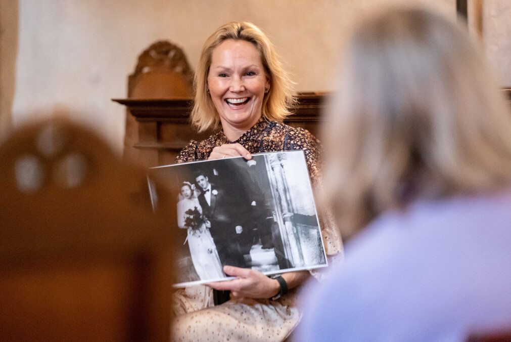 Professor Rikke Gürgens Gjærum brukte gamle arkivfoto fra Trondenes kirke for å skape assosiasjoner. Professor Rikke Gürgens Gjærum brukte gamle arkivfoto fra Trondenes kirke for å skape assosiasjoner.