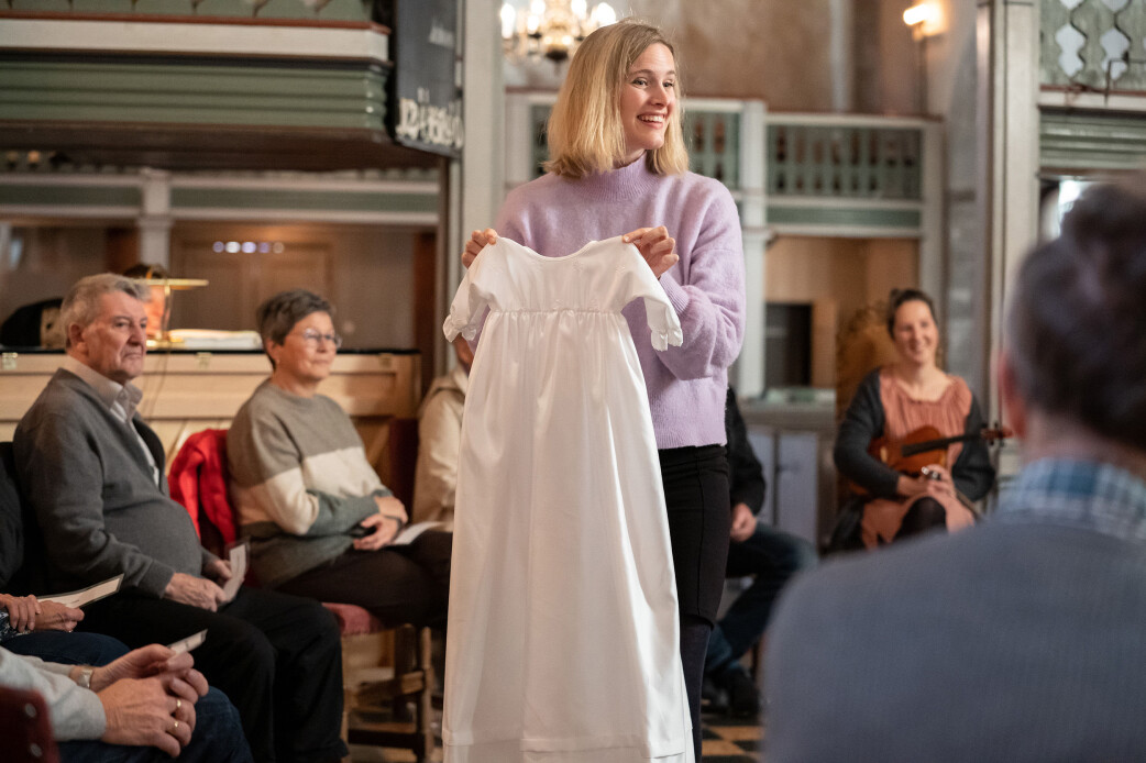 Alle, også mennesker med demens, trenger å bli sett og å se livet rundt oss. Stipendiat Karoline Dalby deltar i forskning for et nytt syn på demens og nye måter å omgås på. Alle, også mennesker med demens, trenger å bli sett og å se livet rundt oss. Stipendiat Karoline Dalby deltar i forskning for et nytt syn på demens og nye måter å omgås på.
