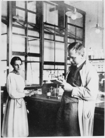 Lise Meitner (t.v.) var sterkt delaktig i oppdagelsen av fisjon, men ble oversett av Nobelkomiteen. Prisen gikk heller til Meitners kollega Otto Hahn (t.h). (Foto: DoE Office of Public Affairs/Wikimedia Creative Commons) Lise Meitner (t.v.) var sterkt delaktig i oppdagelsen av fisjon, men ble oversett av Nobelkomiteen. Prisen gikk heller til Meitners kollega Otto Hahn (t.h). (Foto: DoE Office of Public Affairs/Wikimedia Creative Commons)