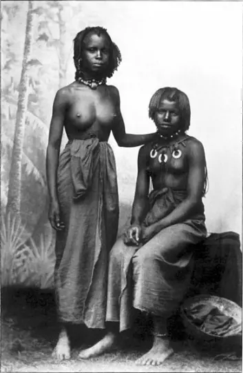 Disse to lokale kvinnene fra fransk Sudan ble avbildet i 1902, ti år før franske forskere beskrev den lokale skikken med å spise leire. (Foto: M. Ferrars/Wikimedia Commons)