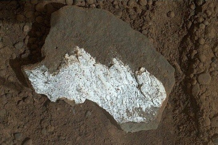 Da denne steinen brakk i to, viste den seg å være helt hvit på innsiden. Dette er nok et tegn på vann, mener forskerne. (Foto: HO/NASA/JPL-Caltech/MSSS) Da denne steinen brakk i to, viste den seg å være helt hvit på innsiden. Dette er nok et tegn på vann, mener forskerne. (Foto: HO/NASA/JPL-Caltech/MSSS)
