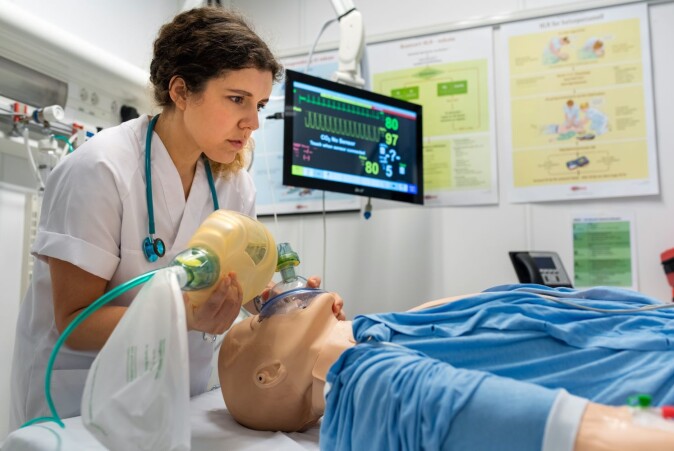 “We create a realistic situation where the students can gain relevant experience managing acute changes in a patient,” says Kristine Haddeland. “We create a realistic situation where the students can gain relevant experience managing acute changes in a patient,” says Kristine Haddeland.