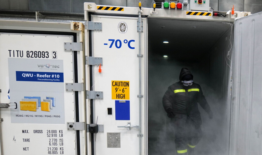 En ansatt ved et tysk logistikkselskap fyller en container med tørris slik at den kan brukes til å frakte koronavaksiner. En ansatt ved et tysk logistikkselskap fyller en container med tørris slik at den kan brukes til å frakte koronavaksiner.