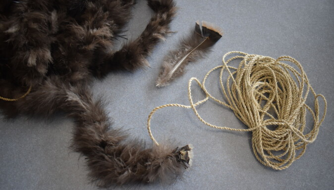 Forskerne ønsket å finne ut hvordan fjærteppene ble laget. Derfor prøvde de selv. De brukte fibertråd fra Yucca-planten og surret kalkunfjærene på samme måte som indianerne gjorde det for 800 år siden. Forskerne ønsket å finne ut hvordan fjærteppene ble laget. Derfor prøvde de selv. De brukte fibertråd fra Yucca-planten og surret kalkunfjærene på samme måte som indianerne gjorde det for 800 år siden.