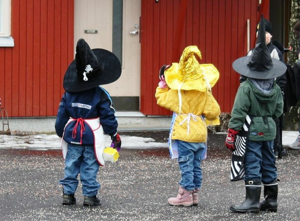 Gutter og jenter utkledd som påskkäringar, med håp om å få godteri. (Foto: Wikimedia Commons)
