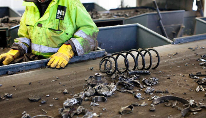 På innsiden av plukkebua hos Norsk Gjenvinning Metall i Fredrikstad. Ulike metalldeler kommer ut fra kverna, og sorteres manuelt. På innsiden av plukkebua hos Norsk Gjenvinning Metall i Fredrikstad. Ulike metalldeler kommer ut fra kverna, og sorteres manuelt.
